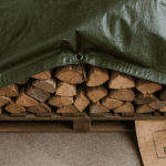 bache pour bois sur buches empilees