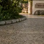 Photo béton lavé avec granulats apparents en extérieur