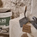 Enduit à la chaux aérienne sur mur respirant, chantier patrimonial intérieur