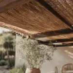 Toit en paille pour pergola au jardin, fibres naturelles visibles