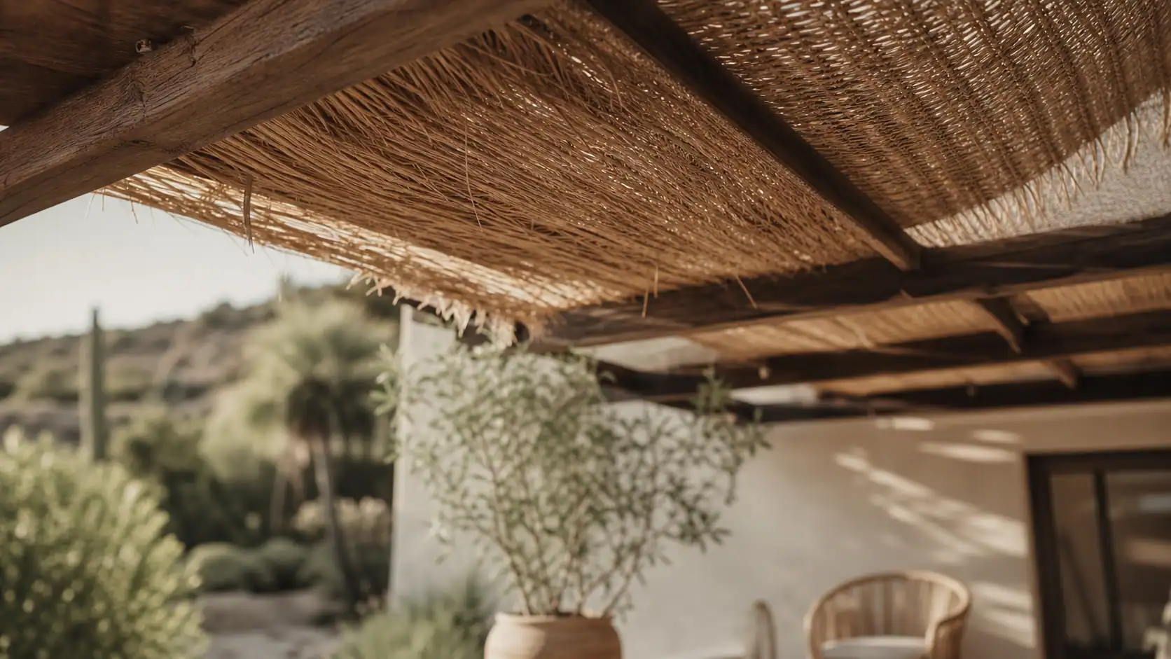 Toit en paille pour pergola au jardin, fibres naturelles visibles
