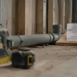 Pente évacuation eaux usées 2 cm par mètre, tuyau PVC au niveau laser