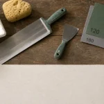 Ratisser un mur : lame à 30° et enduit lisse sur plaque